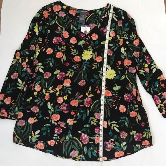 Chelsea & Theodore Black Painterly Floral Top - Picture 10 of 12